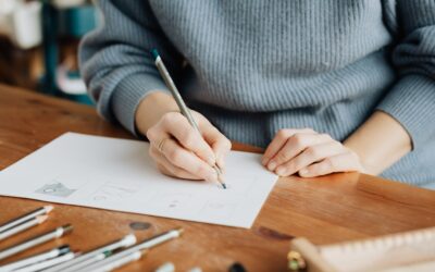 S’amuser avec une feuille de papier et un crayon