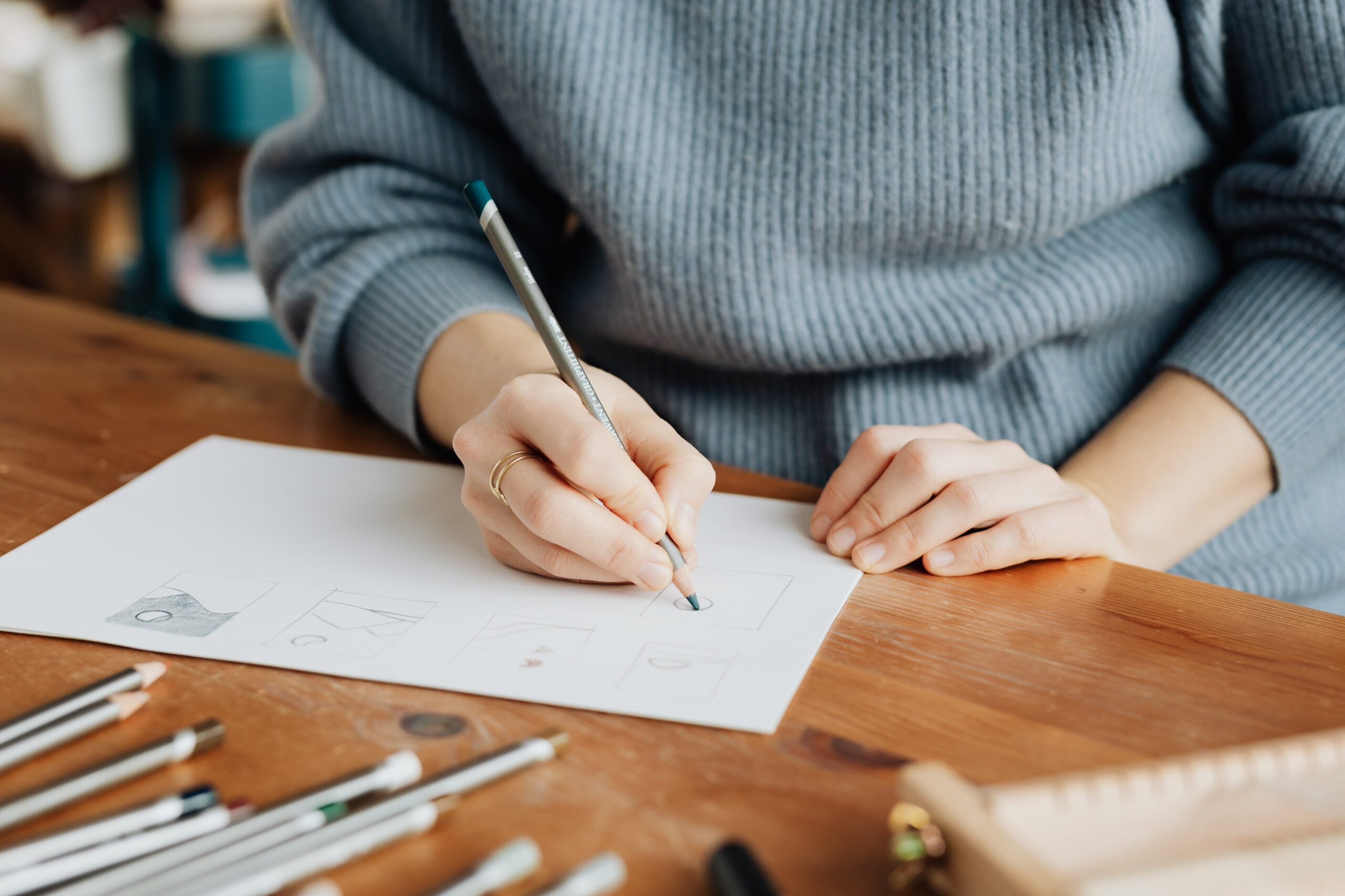 S'amuser avec un crayon et un morceau de papier